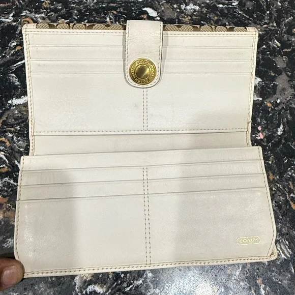COACH Signature Wallet - Picture 4 of 9